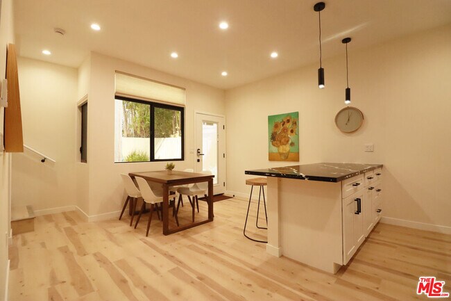 Building Photo - 9040 Phyllis Ave