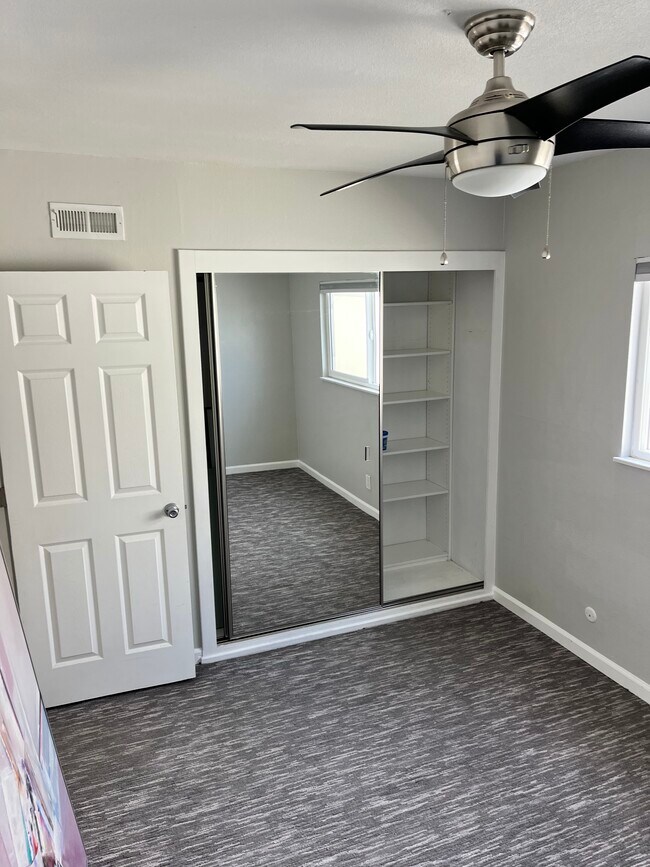 Building Photo - 208 30th St