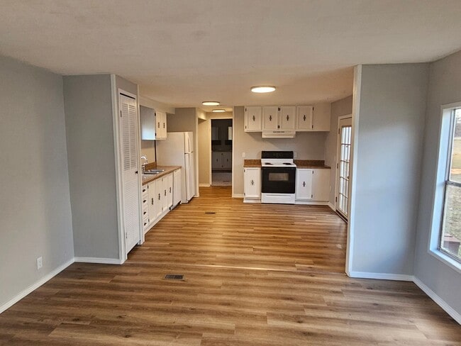 Building Photo - 3 bed 2 bath mobile home Secrion 8 accepted