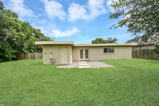 Building Photo - 4011 Ebbtide Dr