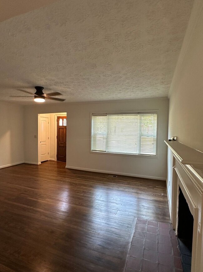 Building Photo - 2 Bedroom Cottage in Gainesville!