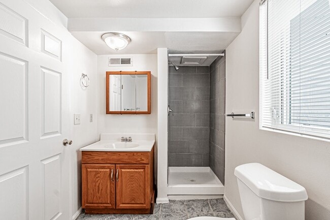 Building Photo - Spacious 3BD, 2BA Lakewood Half-Duplex wit...