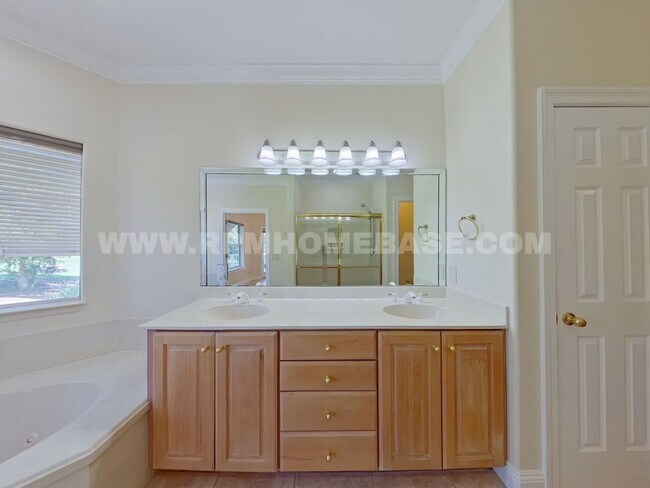 Building Photo - Elegant 2-Bedroom Home with Bonus Flexible...