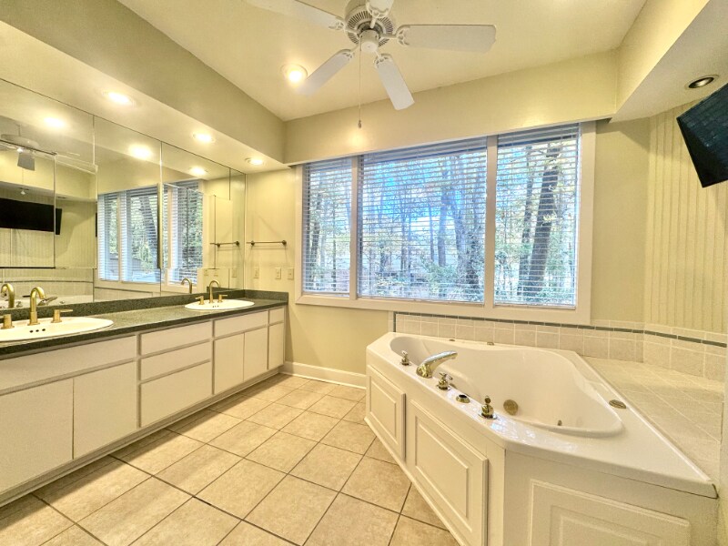 Building Photo - 1812 Seminole Rd