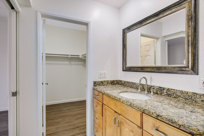 Building Photo - 2 bedroom 2 bathroom condo in Uptown District!