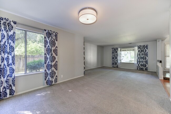 Building Photo - STUNNING 4BD / 2.5BTH SINGLE FAMILY RIGHT ...
