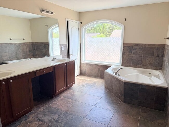 Building Photo - 2066 Peach Shoals Cir