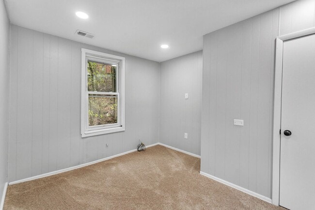 Building Photo - 4 Bed 2 Bath - Newly updated Shadyside home