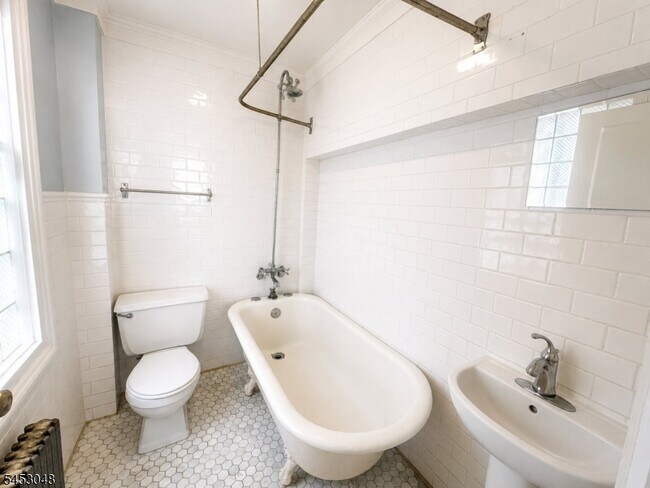Building Photo - 2 Cloverhill Pl