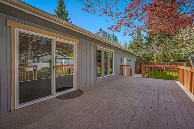 Building Photo - Emerald Estates 4 bed 2 bath with fenced yard