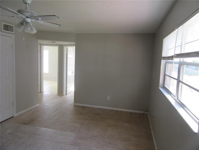 Building Photo - 463 76th Ave N