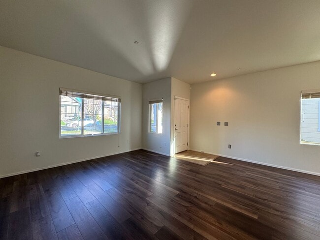 Building Photo - 2 Bed, 3 Bath in Cordata Neighborhood