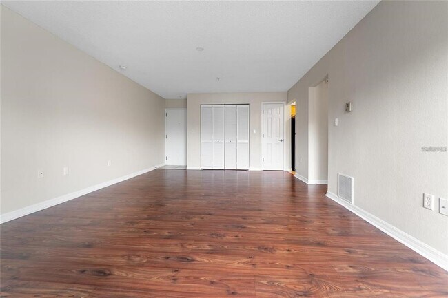 Building Photo - 406 S Cedar Ave
