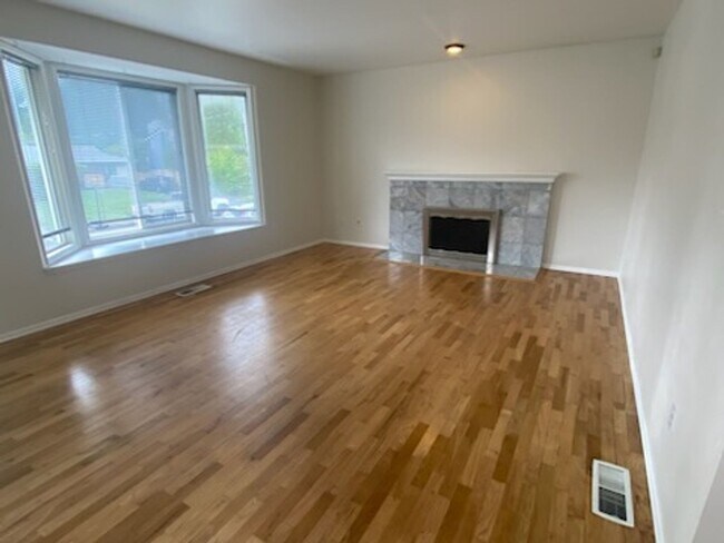 Building Photo - $3950 2520 SqFt, SFH/4BDR,2BA,office/Garag...