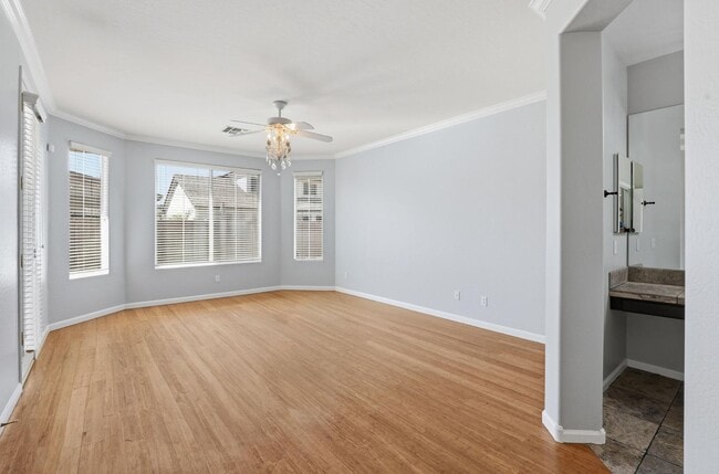 Building Photo - 3565 E Vaughn Ct