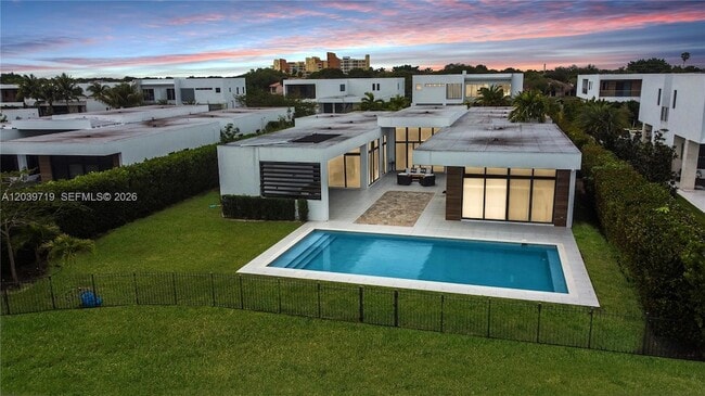 Building Photo - 16640 Sunset Way