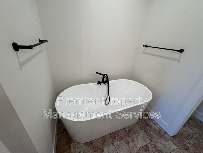 Building Photo - 2522 Hunter Hall St