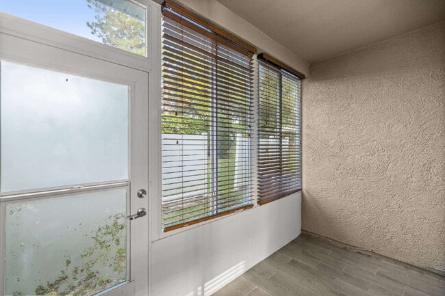 Building Photo - 2BR Townhome in Wynchase | Dual Suites + Screened Lanai