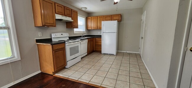 Building Photo - Lovely 3 Bedroom 1.5 Bathroom Home