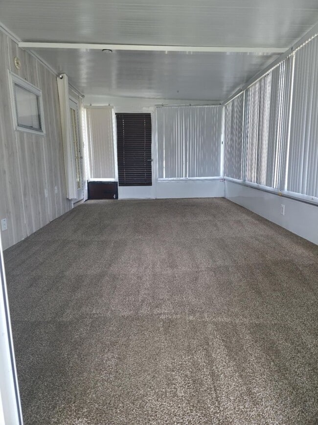 Building Photo - 2 BEDROOM 2 BATHROOM ON THE GOLF COURSE