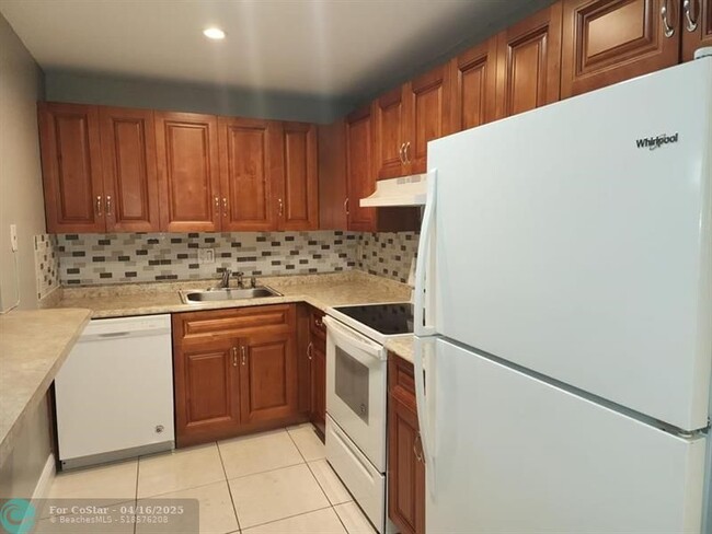 Building Photo - 4174 Inverrary Dr