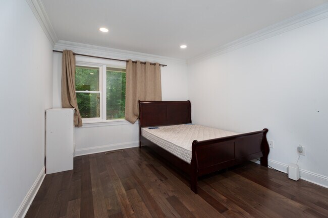 Building Photo - 211 Ross Stevenson Cir