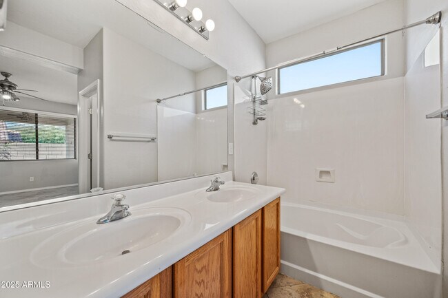 Building Photo - 3738 W Memorial Dr