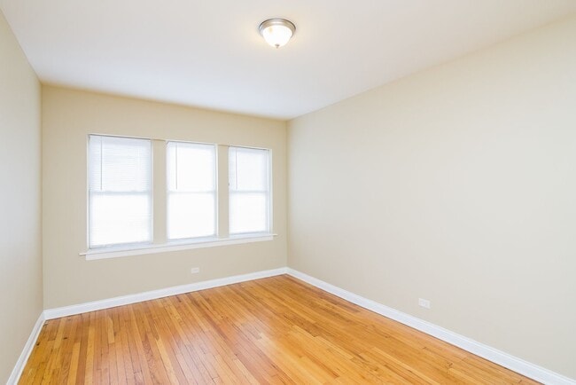 Building Photo - 4437 W Fullerton Ave