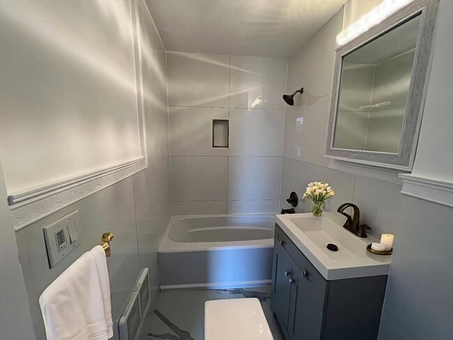 Building Photo - 5 Broadway