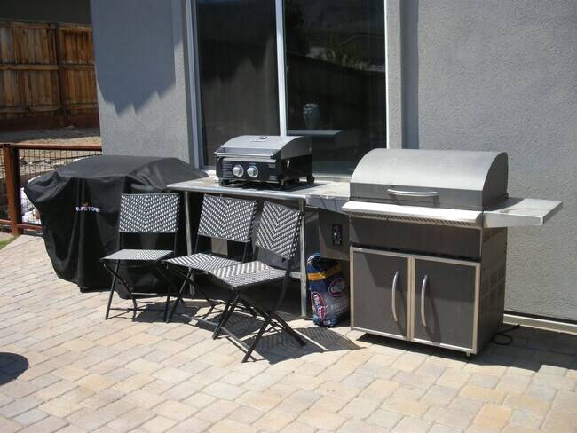 Building Photo - Fully Furnished Four Bedroom, Three Bath H...