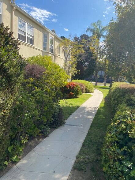 Leading to San Vicente Blvd. - 449 San Vicente Blvd