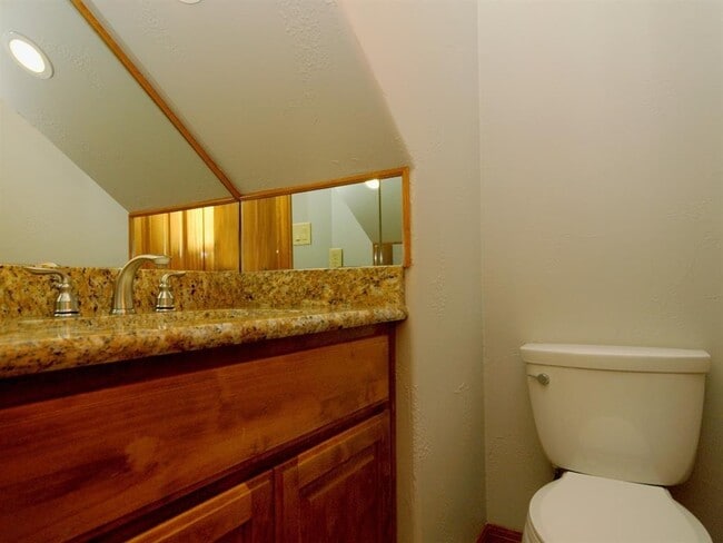 Building Photo - 907 Ellingson Ln
