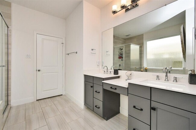 Building Photo - 8922 Stanley Oak Dr