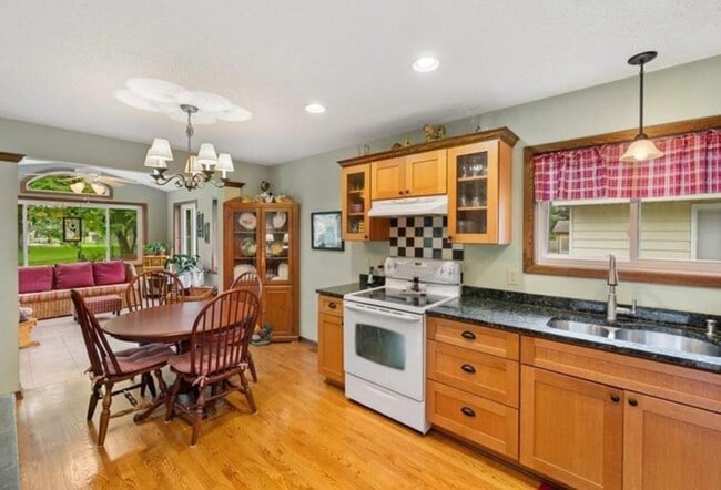 Building Photo - 10414 Valley Forge Ln N