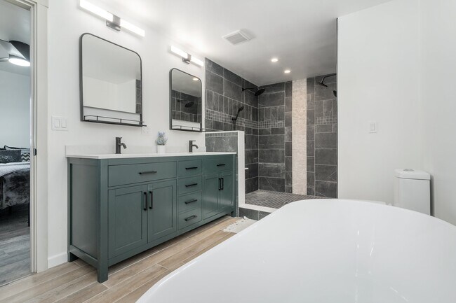 walkout master bathroom - 26539 E Shore Pl