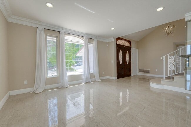 Building Photo - 4041 Alonzo Ave