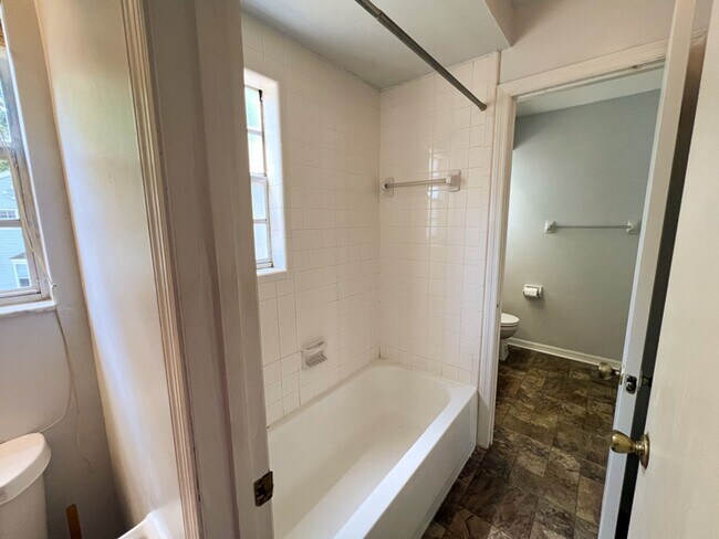 Building Photo - Pet Friendly Spacious 2-Bedroom End Unit i...