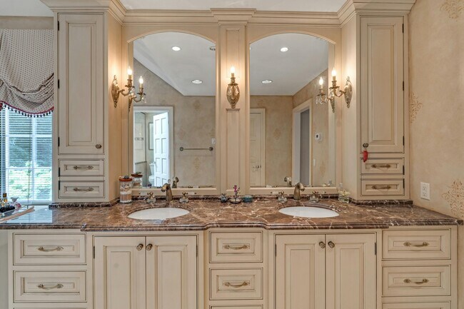 Building Photo - 787 Peach Tree Ln