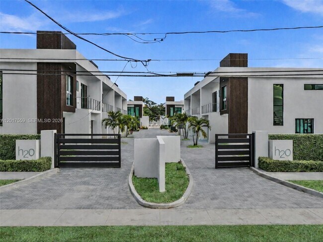 Building Photo - 4640 SW 32nd Ave
