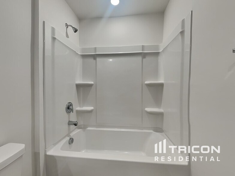 Building Photo - 2464 Lennox Rd SE