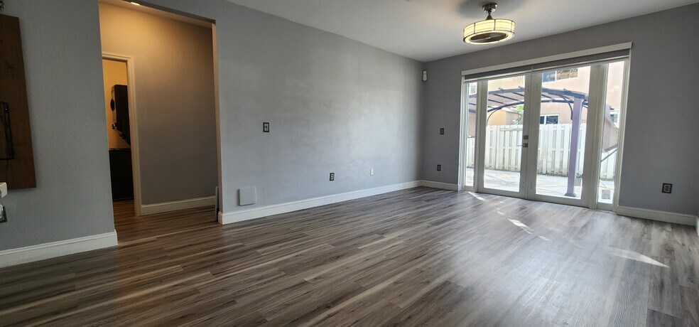 Building Photo - 640 SE 1st St