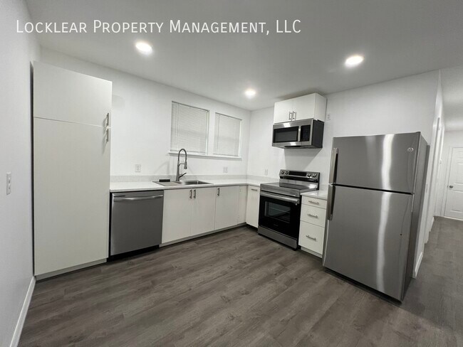 Building Photo - Renovated 3 Bedroom Duplex!