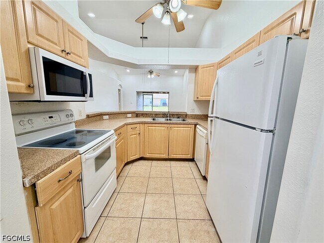 Building Photo - 527 NE 24th Pl