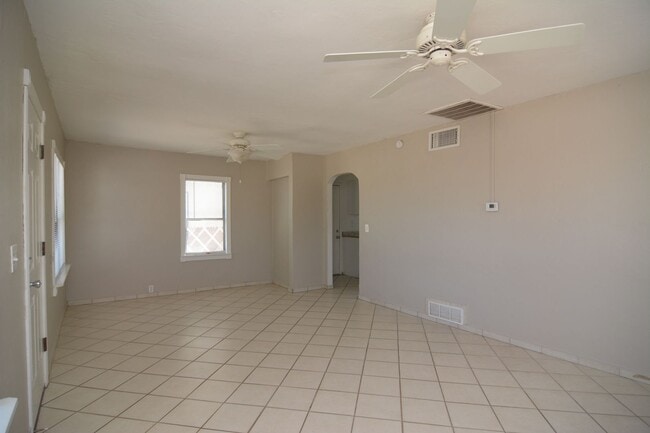 Building Photo - Charming 2 Bedroom 1 Bath Home! Close to t...