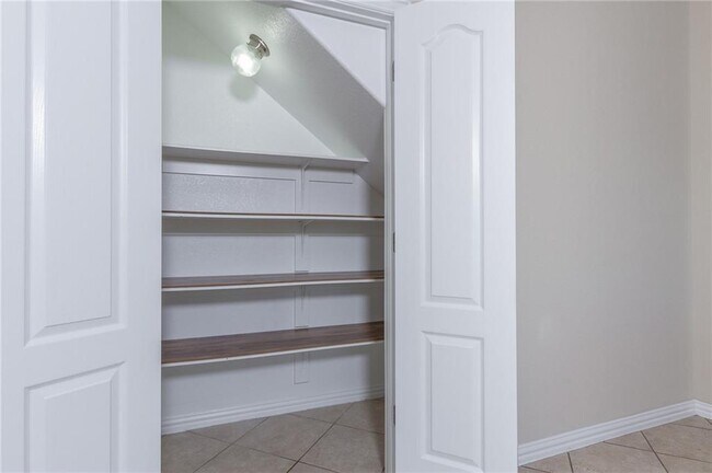 Building Photo - 504 Tascate St