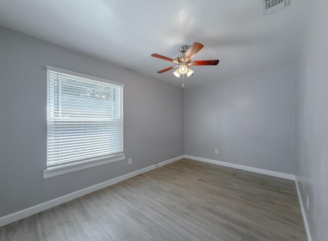 Building Photo - 520 Pasco Ct