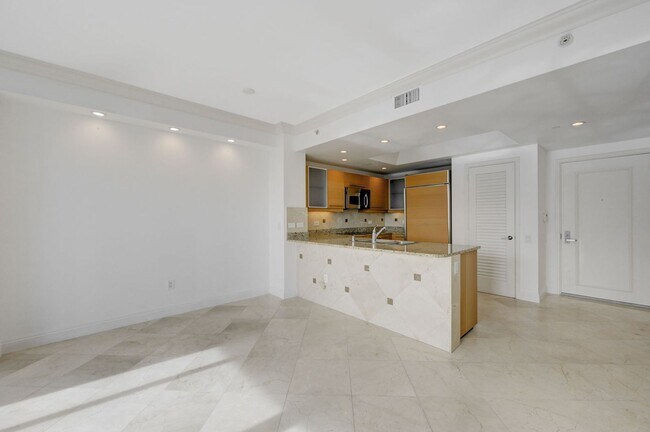 Building Photo - Turnberry Towers East 804- Strip/City/Mnt Views from this Stunning 1Bd/1.5Ba Residence