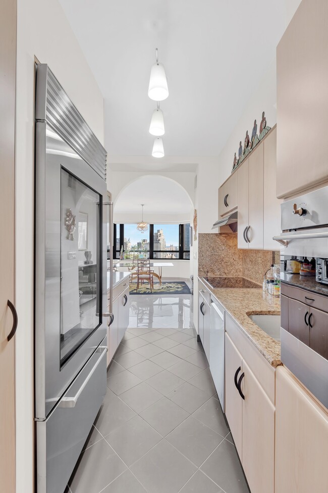 Building Photo - 240 E 47th St