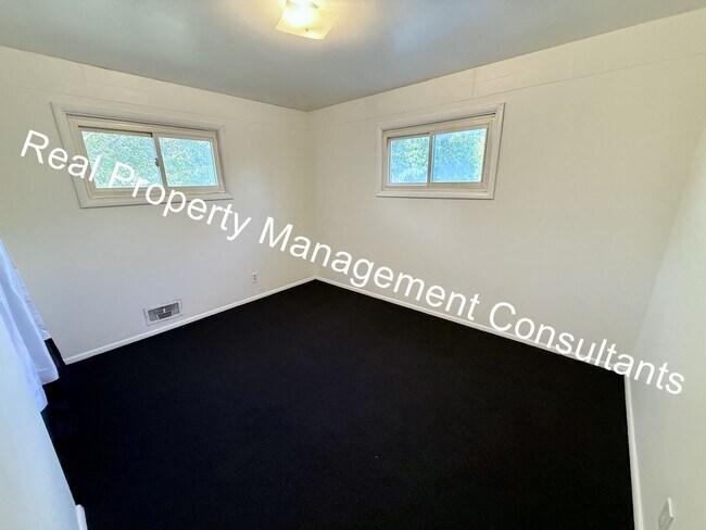 Building Photo - Charming 3-Bed Home with Fenced Yard & Garage
