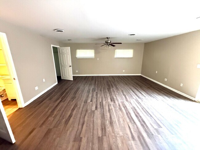 Building Photo - **4 Bed 2 Bath located in Morningview **Call (334-366-9198 for a self showing)